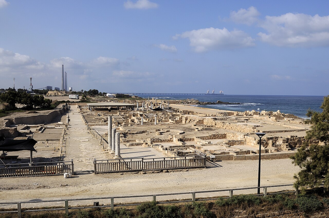 Cardo a římské lázně v národním parku Caesarea Maritima