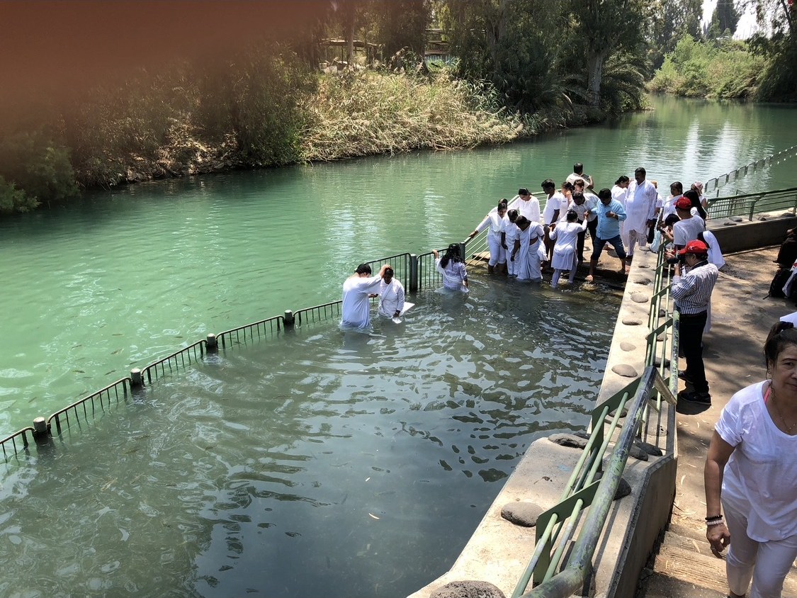 Křest poutníků v řece Jordán u Yardenitu (Kinneret Kvutsa)